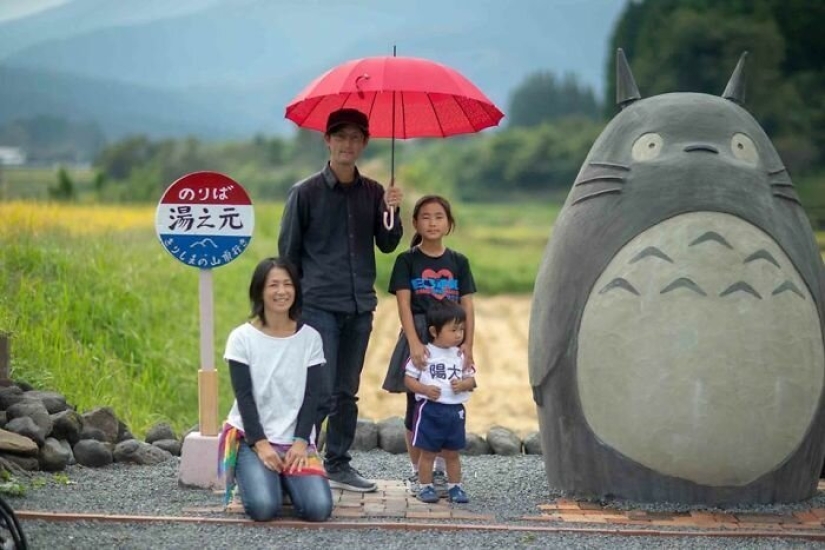 Un abuelo y una abuela de Japón construyeron una parada en forma de Totoro para su nieta Un abuelo y una abuela de Japón construyeron una parada en forma de Totoro para su nieta