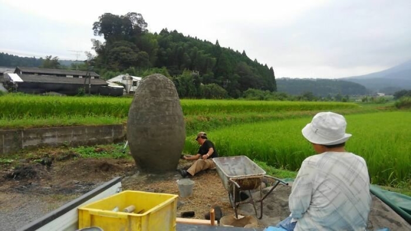 Un abuelo y una abuela de Japón construyeron una parada en forma de Totoro para su nieta Un abuelo y una abuela de Japón construyeron una parada en forma de Totoro para su nieta