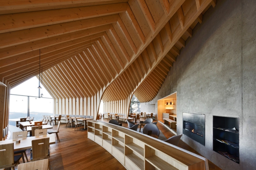 Un Agradable Almuerzo en la Vista Única de los Alpes Italianos