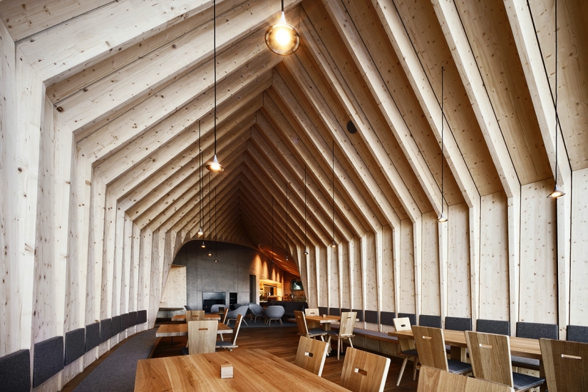 Un Agradable Almuerzo en la Vista Única de los Alpes Italianos