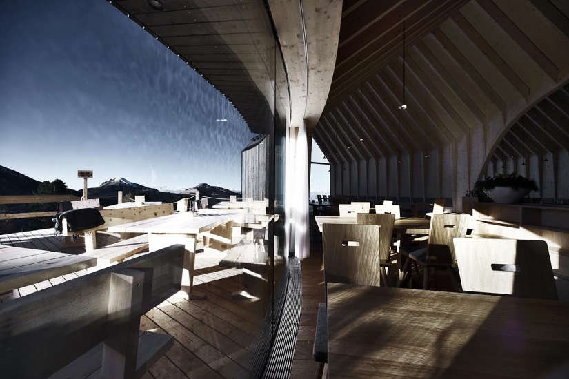 Un Agradable Almuerzo en la Vista Única de los Alpes Italianos