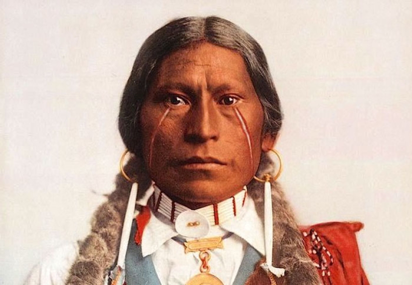 Un americano encontró fotos en color de indios de finales del siglo XIX