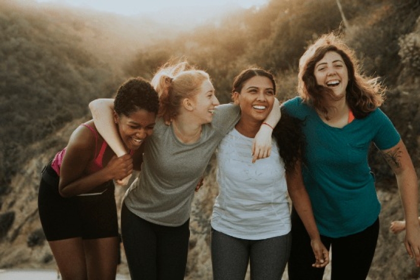 Un amigo en problemas no se irá: tres amigos para quienes su comunicación es más cara que las relaciones con sus maridos