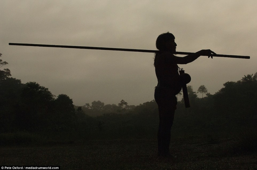 Un amigo entre extraños: el fotógrafo se hizo amigo de una tribu casi intacta por la civilización