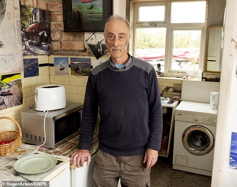 Un anciano británico buscaba tan persistentemente el amor escolar que lo llevaron a juicio