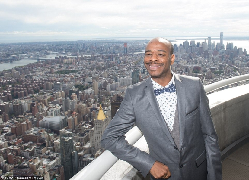 Un artista autista echó un vistazo a Manhattan desde un helicóptero y lo dibujó en todos sus detalles de memoria