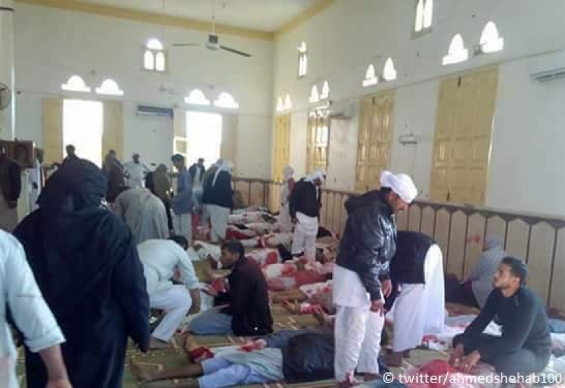 Un ataque terrorista en una mezquita egipcia mató a 235 personas Un ataque terrorista en una mezquita egipcia mató a 235 personas
