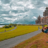 Un beso profundo en el viaje: la historia de una relación a larga distancia con final feliz