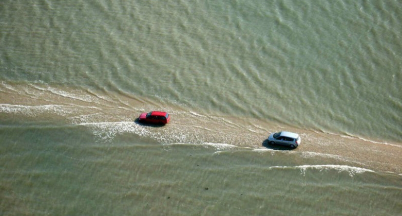 Un camino increíble que pasa bajo el agua dos veces al día