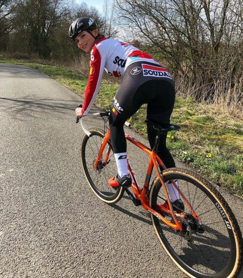 Un ciclista con apariencia de modelo: Pak Moonen conquista los corazones de los hombres