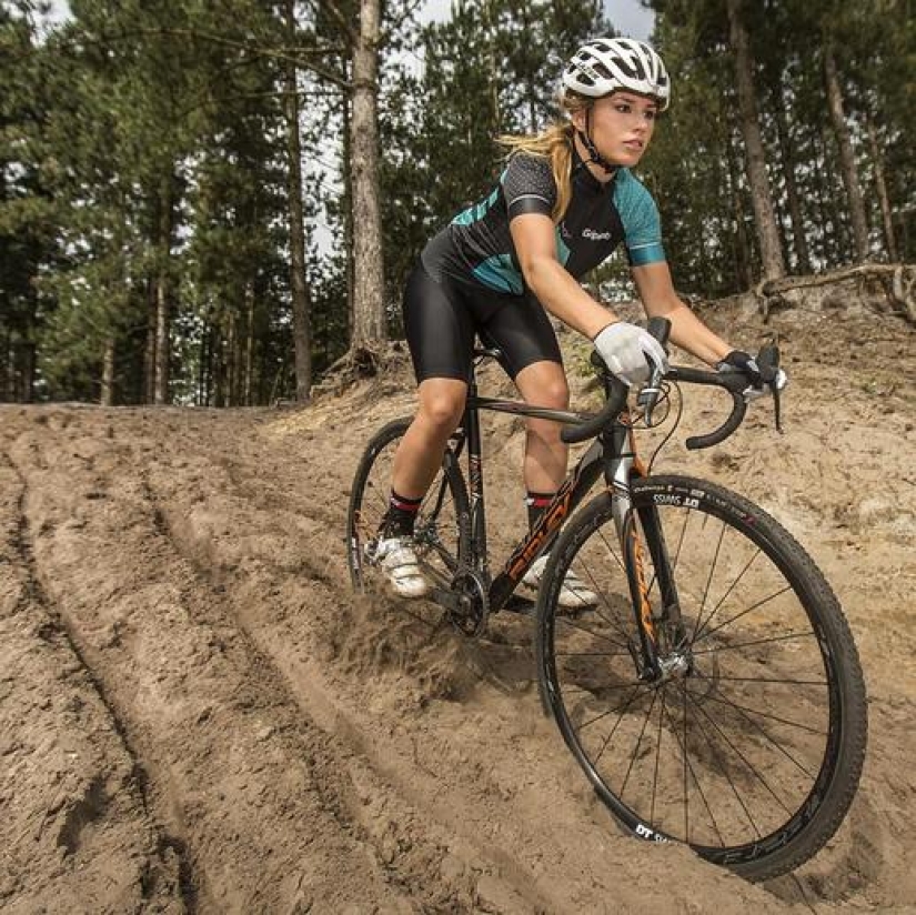 Un ciclista con apariencia de modelo: Pak Moonen conquista los corazones de los hombres