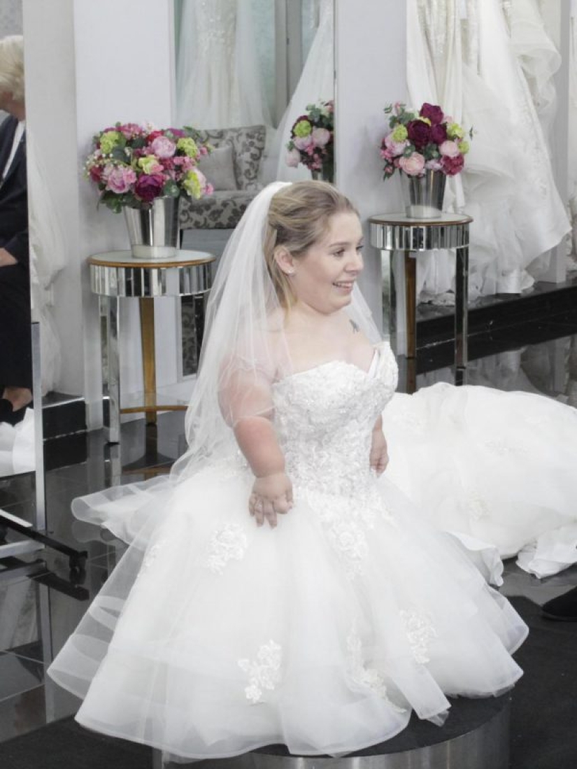 Un cuento de hadas para Pulgarcita: una novia enana finalmente ha encontrado el vestido de novia de sus sueños