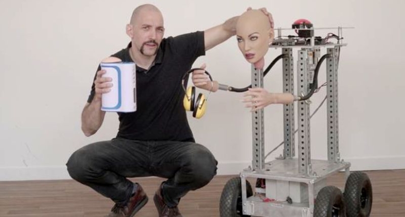 Un estadounidense enseñó a una máquina de sexo oral a reconocer comandos de voz