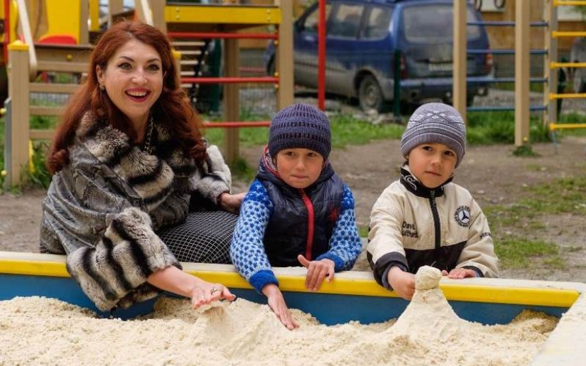 Un funcionario que dio arena a los niños fue regañado en línea Un funcionario que dio arena a los niños fue regañado en línea