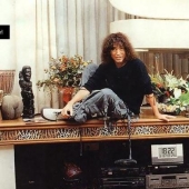 Un hilo épico con los atuendos e interiores de Valery Leontiev en el mismo estilo apareció en Twitter