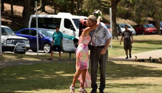 Un hombre con Alzheimer le propuso matrimonio a su esposa, olvidando que llevaban casados más de 30 años Un hombre con Alzheimer le propuso matrimonio a su esposa, olvidando que llevaban casados más de 30 años