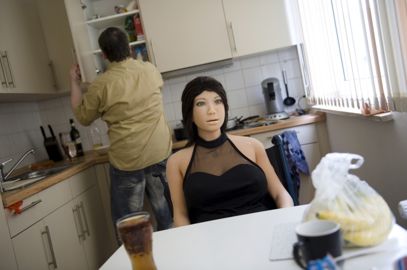Un hombre de 40 años y el amor de su vida es una muñeca Ginny