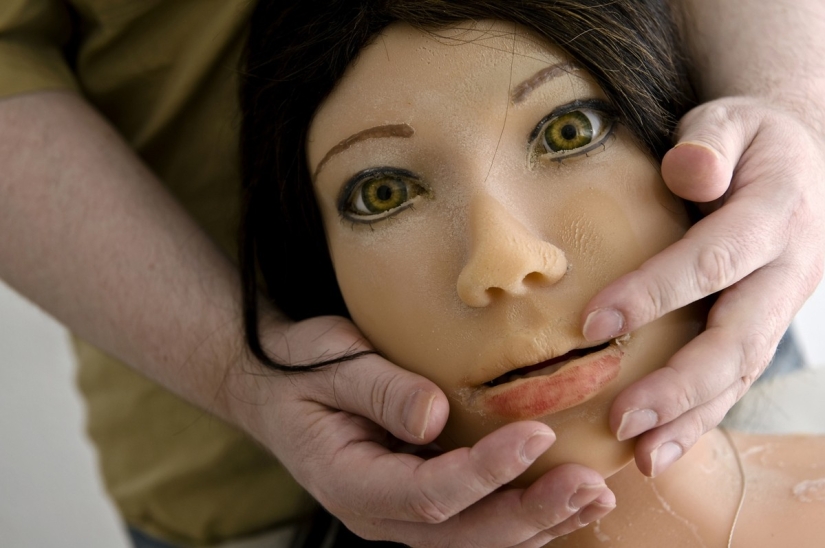 Un hombre de 40 años y el amor de su vida es una muñeca Ginny