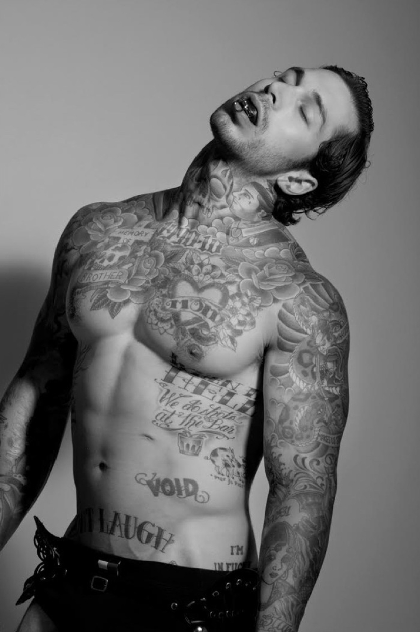 Un hombre fuerte con un tatuaje, un hombre discapacitado y un veterano de Afganistán decidieron convertirse en modelo Un hombre fuerte con un tatuaje, un hombre discapacitado y un veterano de Afganistán decidieron convertirse en modelo