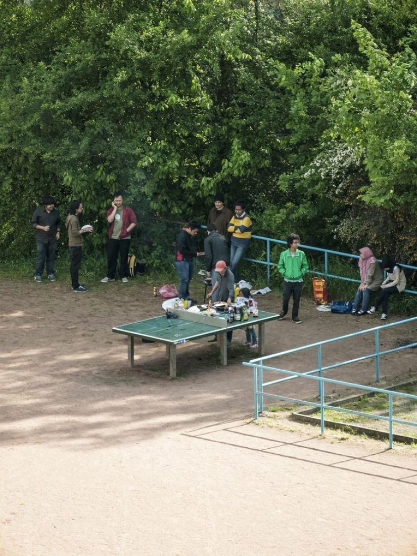 Un hombre japonés ha estado fotografiando una mesa de tenis durante cinco años, y la gente no la necesita para el ping-pong en absoluto