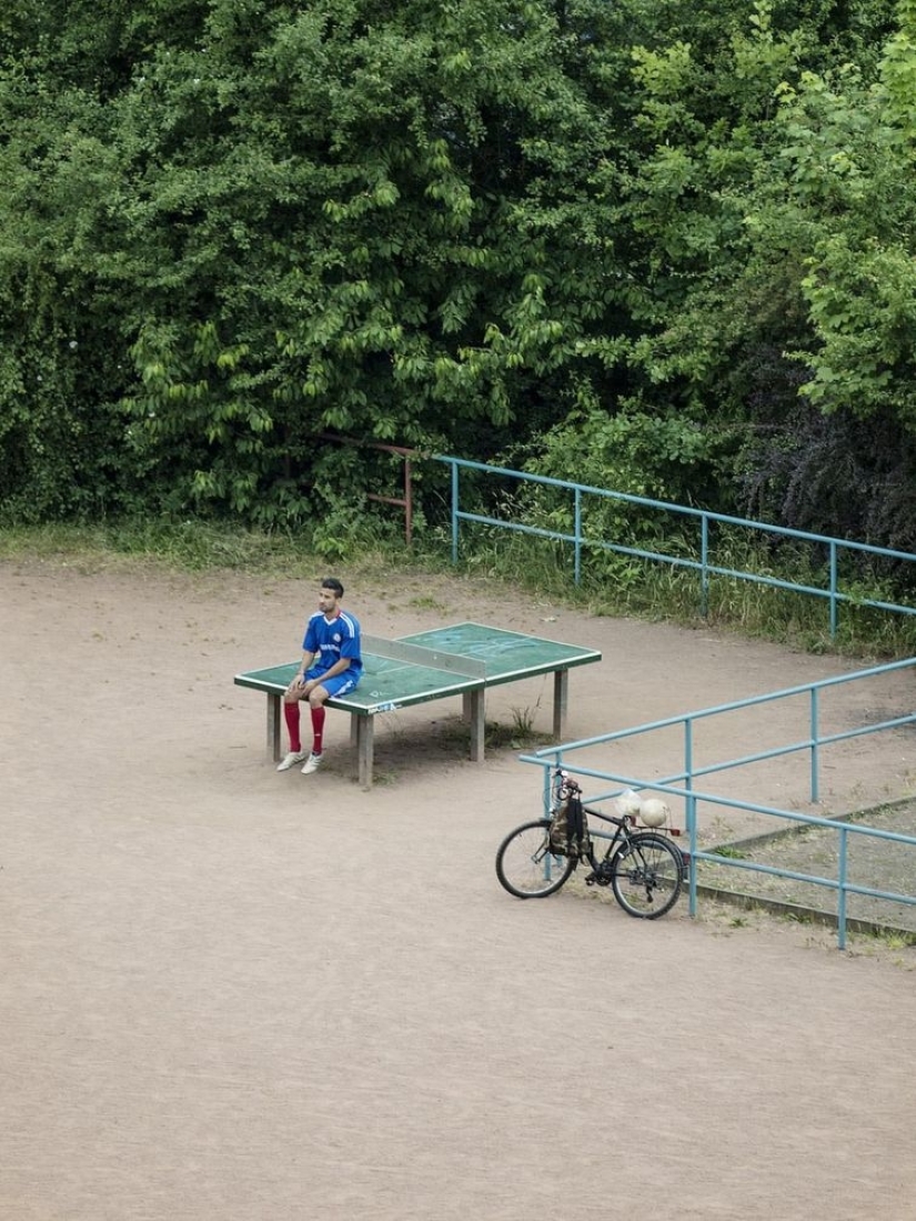 Un hombre japonés ha estado fotografiando una mesa de tenis durante cinco años, y la gente no la necesita para el ping-pong en absoluto
