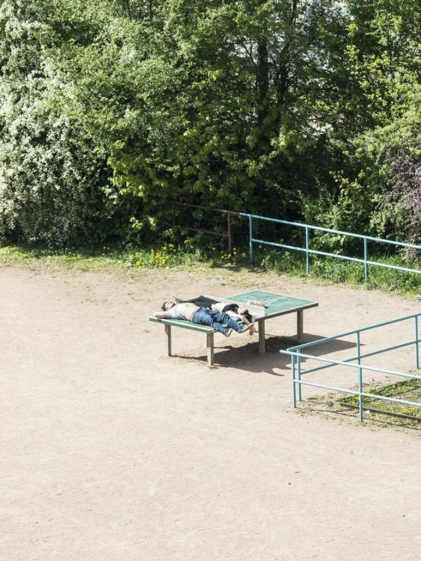 Un hombre japonés ha estado fotografiando una mesa de tenis durante cinco años, y la gente no la necesita para el ping-pong en absoluto