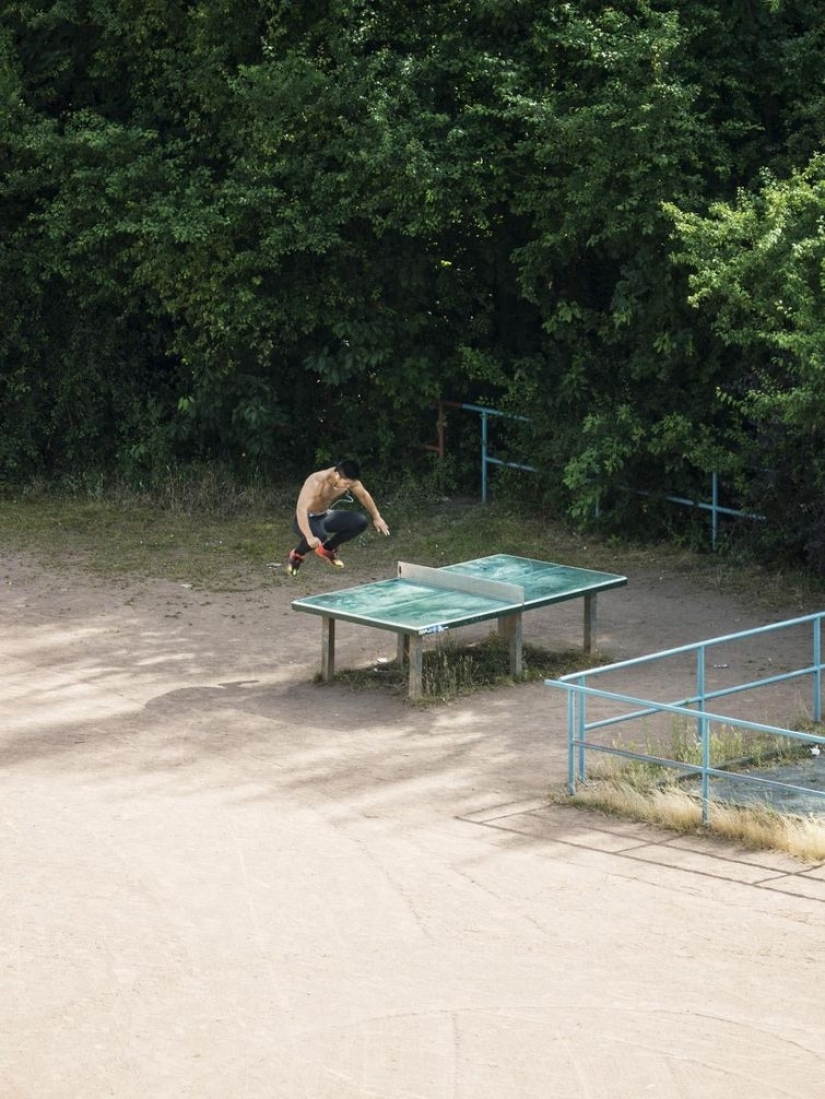 Un hombre japonés ha estado fotografiando una mesa de tenis durante cinco años, y la gente no la necesita para el ping-pong en absoluto
