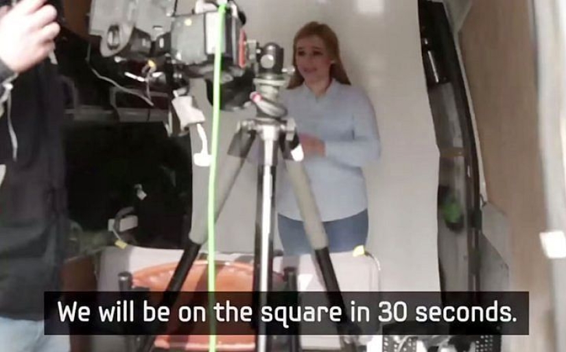 Un hombre sordo se conmovió hasta las lágrimas después de enterarse de que los residentes de su vecindario habían aprendido el lenguaje de señas para hablar con él Un hombre sordo se conmovió hasta las lágrimas después de enterarse de que los residentes de su vecindario habían aprendido el lenguaje de señas para hablar con él