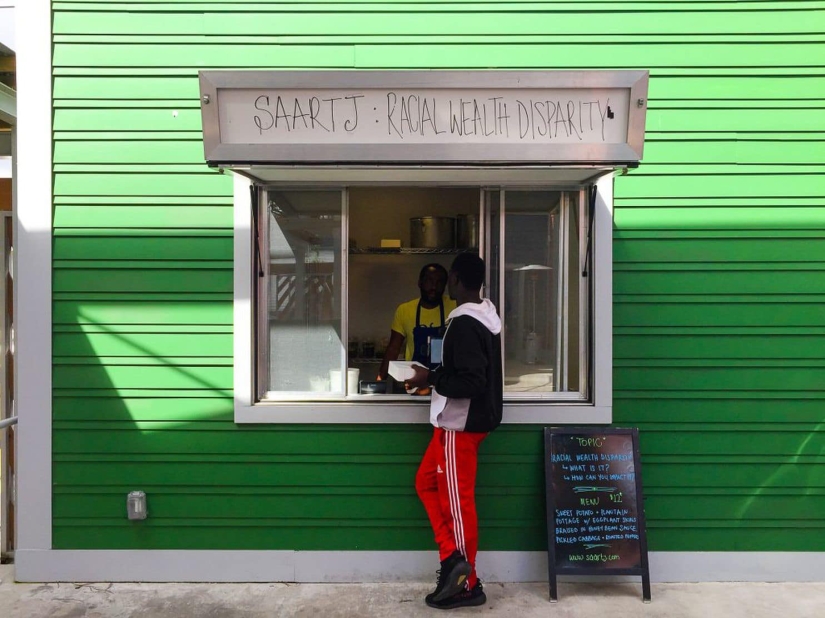 ¿Un impuesto a los colonialistas o al racismo por el contrario? Nigeriano vende food 18 más comida a blancos ¿Un impuesto a los colonialistas o al racismo por el contrario? Nigeriano vende food 18 más comida a blancos