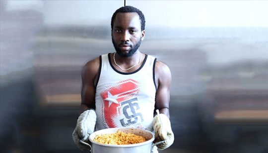 ¿Un impuesto a los colonialistas o al racismo por el contrario? Nigeriano vende food 18 más comida a blancos ¿Un impuesto a los colonialistas o al racismo por el contrario? Nigeriano vende food 18 más comida a blancos