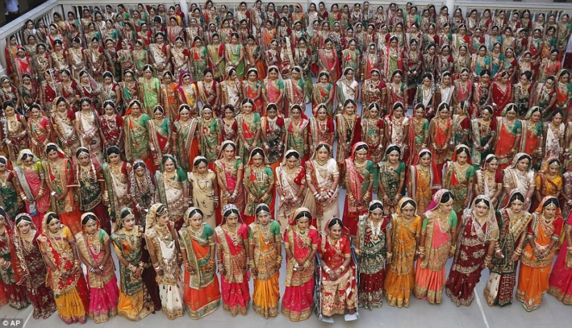 Un magnate de los diamantes en la India organizó una boda para 250 parejas pobres a la vez, y resultó lujosamente