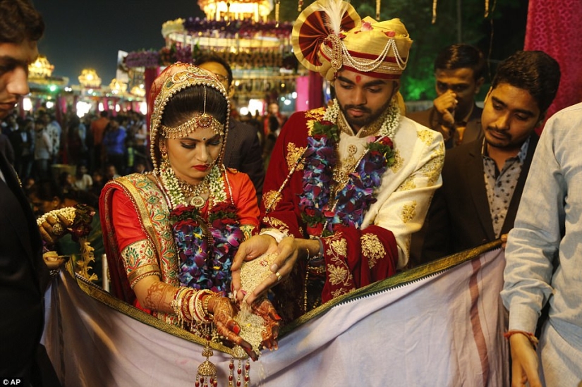 Un magnate de los diamantes en la India organizó una boda para 250 parejas pobres a la vez, y resultó lujosamente