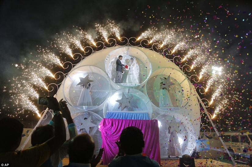 Un magnate de los diamantes en la India organizó una boda para 250 parejas pobres a la vez, y resultó lujosamente