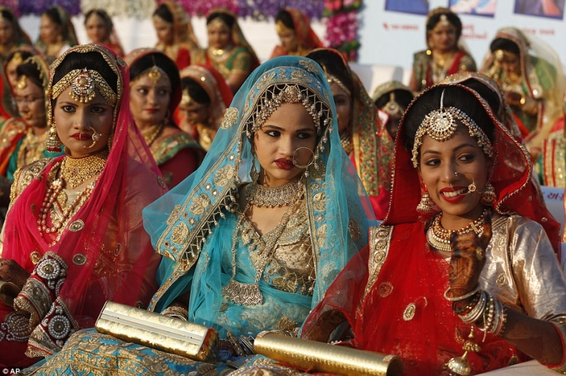 Un magnate de los diamantes en la India organizó una boda para 250 parejas pobres a la vez, y resultó lujosamente