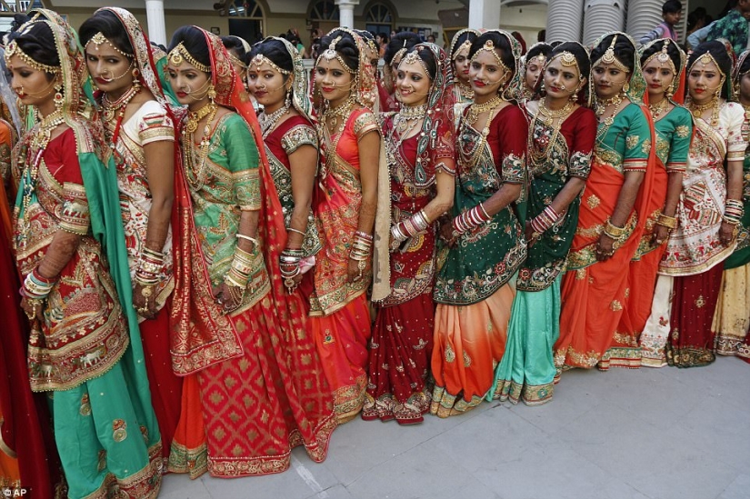 Un magnate de los diamantes en la India organizó una boda para 250 parejas pobres a la vez, y resultó lujosamente