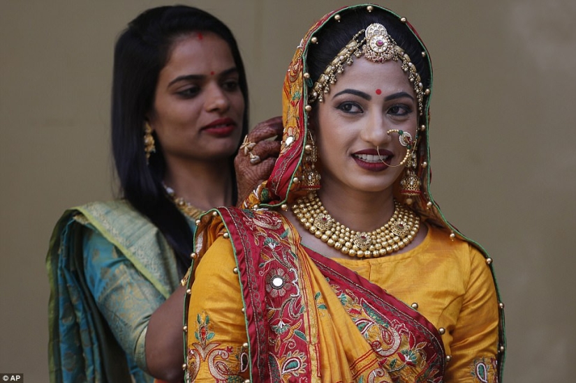 Un magnate de los diamantes en la India organizó una boda para 250 parejas pobres a la vez, y resultó lujosamente