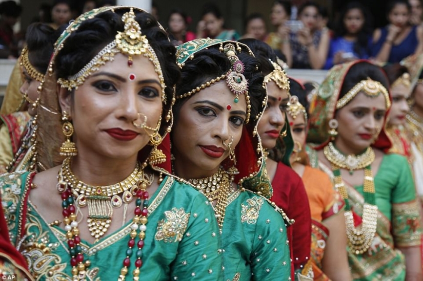 Un magnate de los diamantes en la India organizó una boda para 250 parejas pobres a la vez, y resultó lujosamente