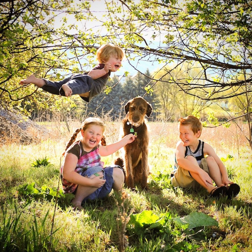 Un padre amoroso ayuda a su hijo" soleado " a volar