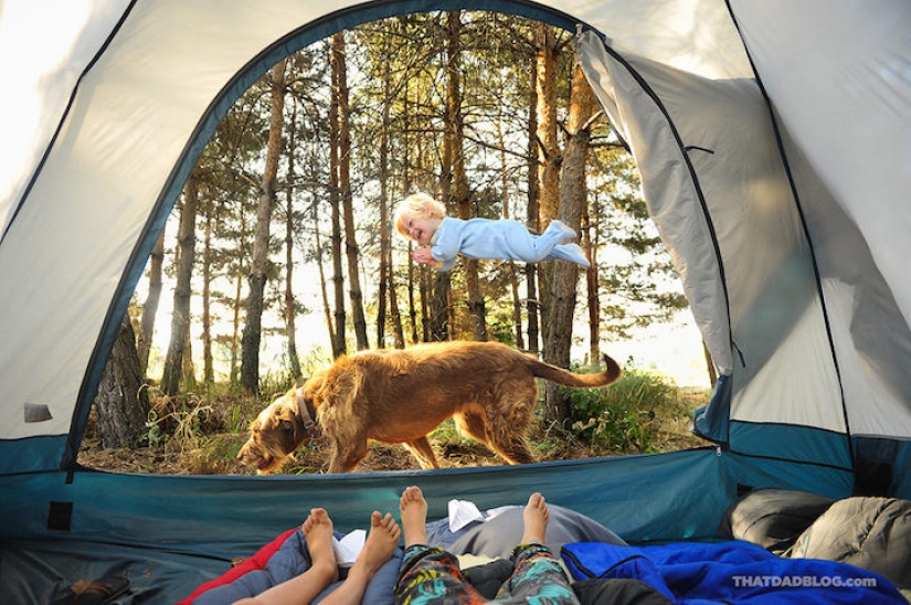 Un padre amoroso ayuda a su hijo" soleado " a volar