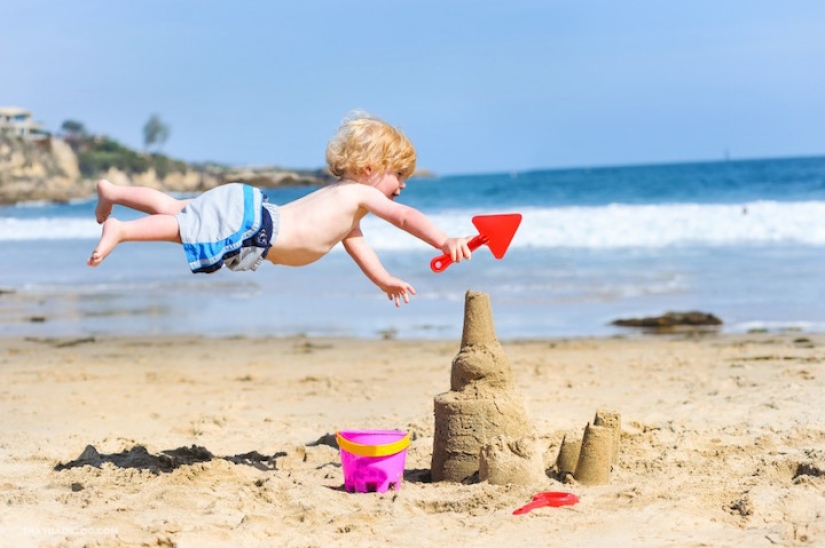 Un padre amoroso ayuda a su hijo" soleado " a volar