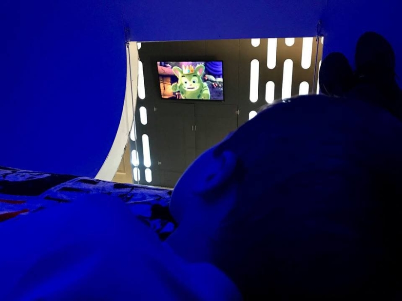 Un padre amoroso construyó una nave espacial para su hijo Un padre amoroso construyó una nave espacial para su hijo