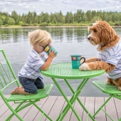 Un perro es el mejor amigo de una persona. Un niño y un cachorro no se separan ni siquiera en un sueño