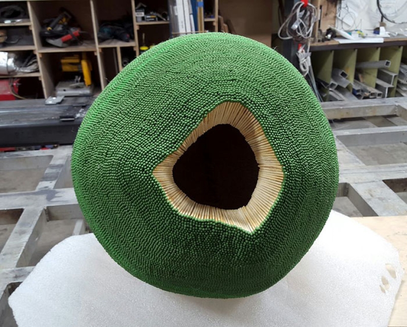 Un usuario de Reddit pasó un año pegando una esfera de 42 mil fósforos para quemarla más tarde