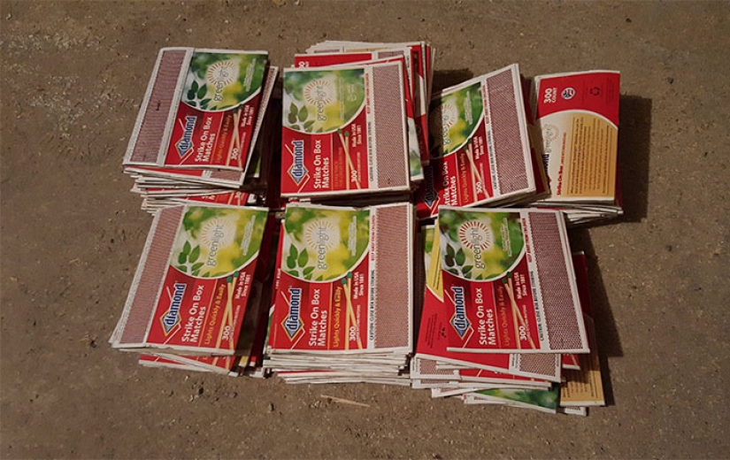 Un usuario de Reddit pasó un año pegando una esfera de 42 mil fósforos para quemarla más tarde