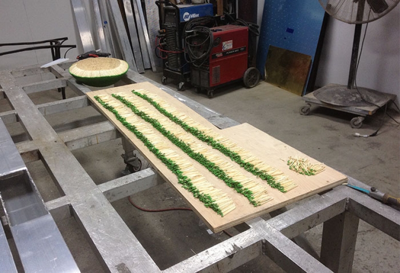 Un usuario de Reddit pasó un año pegando una esfera de 42 mil fósforos para quemarla más tarde