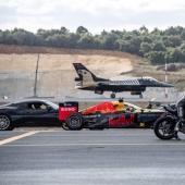 Una carrera increíble! Un superdeportivo, una motocicleta deportiva, un coche de F1, un avión privado y un avión de combate se unieron en un enfrentamiento