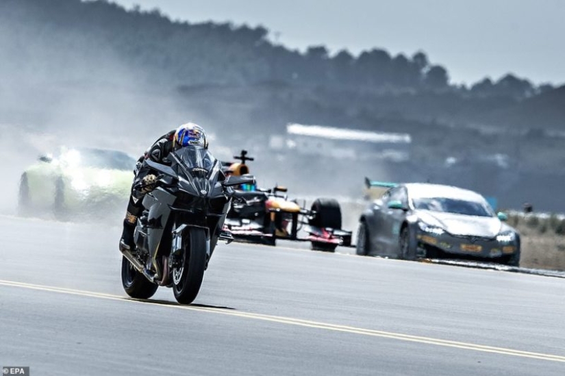Una carrera increíble! Un superdeportivo, una motocicleta deportiva, un coche de F1, un avión privado y un avión de combate se unieron en un enfrentamiento