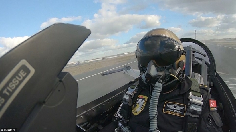 Una carrera increíble! Un superdeportivo, una motocicleta deportiva, un coche de F1, un avión privado y un avión de combate se unieron en un enfrentamiento