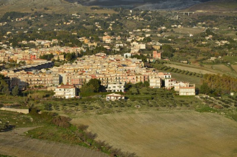 Una casa por el precio de un kilogramo de naranjas: en un pequeño pueblo siciliano, venden viviendas por 1 euro