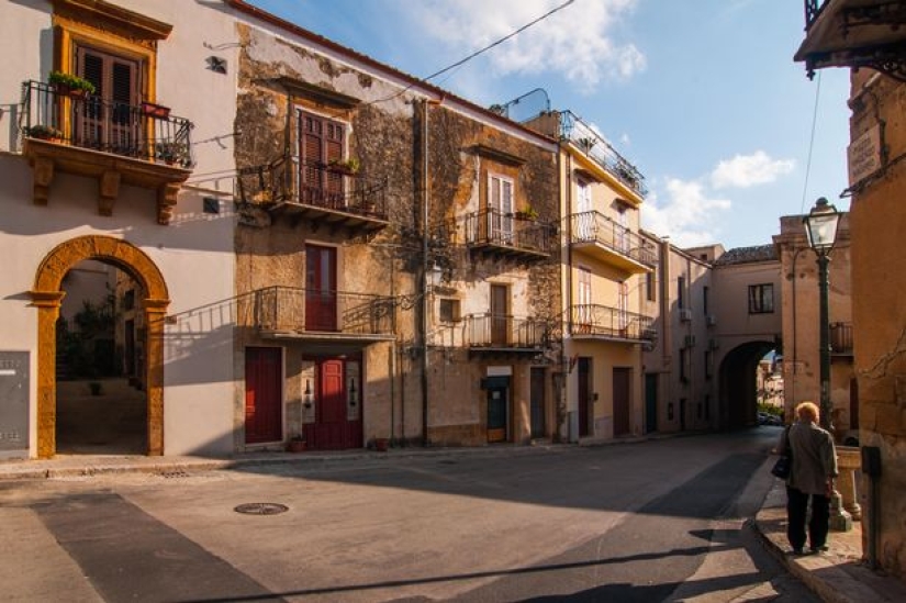 Una casa por el precio de un kilogramo de naranjas: en un pequeño pueblo siciliano, venden viviendas por 1 euro